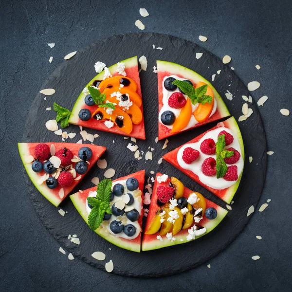 Арбузная пицца с ягодами, фруктами, йогуртом, сыром фета — стоковое фото