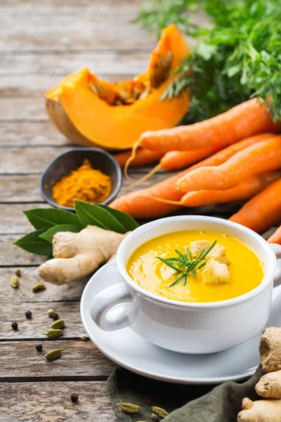 Сезонная пряная осень, осенняя тыква и морковный суп — стоковое фото
