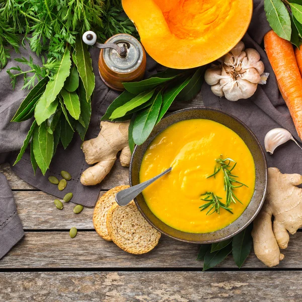 Mevsimlik baharatlı sonbahar sonbahar kremalı kabak ve havuç çorbası