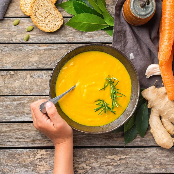 Sopa de calabaza y zanahoria cremosa otoño otoño picante de temporada — Foto de Stock