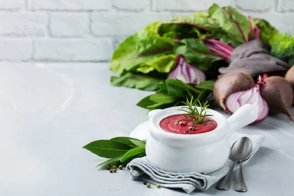 季节性秋季奶油甜菜根汤 — 图库照片