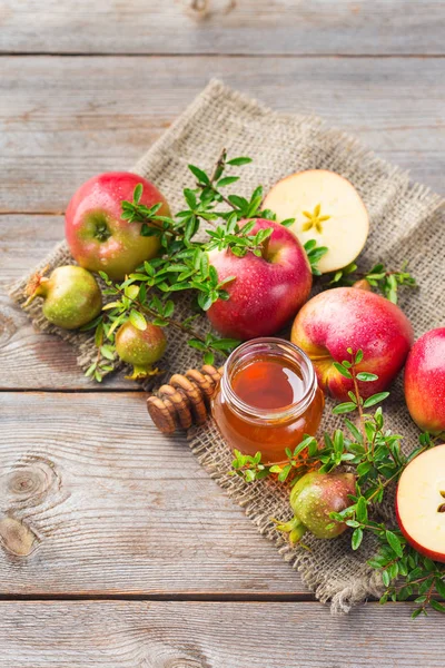 Rosh hashana, jüdisches Neujahrskonzept, Honig, Apfel, Granatapfel — Stockfoto