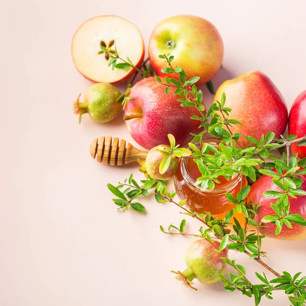 Rosh hashana, jüdisches Neujahrskonzept, Honig, Apfel, Granatapfel — Stockfoto