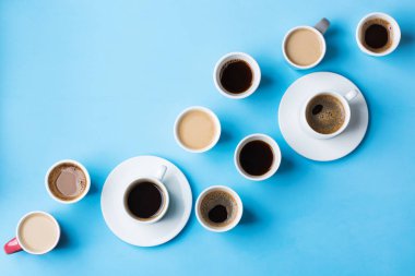 Bir sürü kahve fincanı olan yaratıcı bir daire.