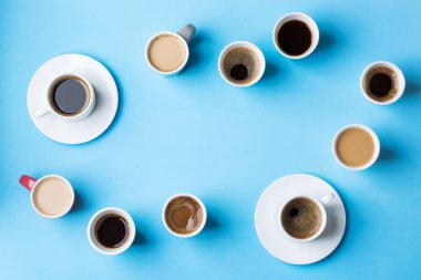 Bir sürü kahve fincanı olan yaratıcı bir daire.