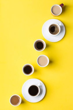 Bir sürü kahve fincanı olan yaratıcı bir daire.