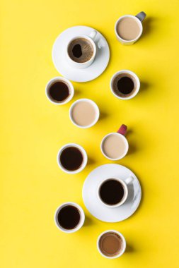 Bir sürü kahve fincanı olan yaratıcı bir daire.