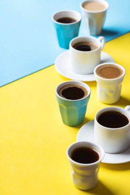 Bir sürü kahve fincanı olan yaratıcı bir daire.