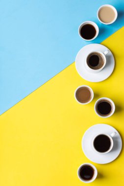 Bir sürü kahve fincanı olan yaratıcı bir daire.