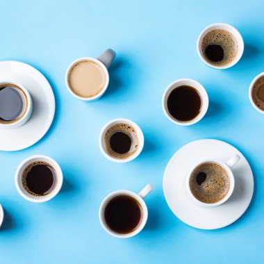 Bir sürü kahve fincanı olan yaratıcı bir daire.