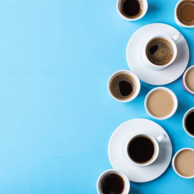 Bir sürü kahve fincanı olan yaratıcı bir daire.