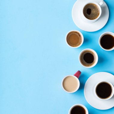 Bir sürü kahve fincanı olan yaratıcı bir daire.