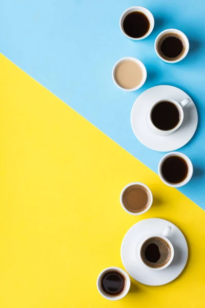 Kreatif datar dengan berbagai macam cangkir kopi — Stok Foto