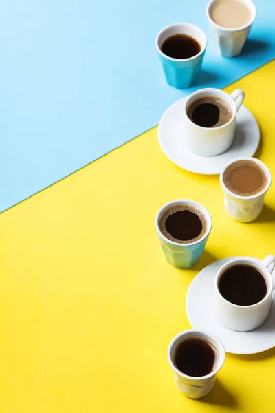 Kreatif datar dengan berbagai macam cangkir kopi — Stok Foto
