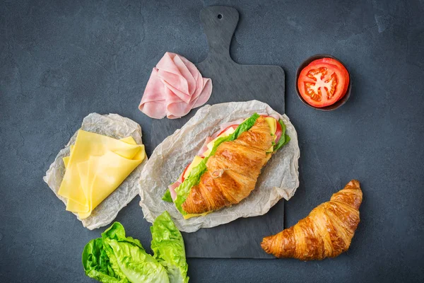 新鲜羊角面包三明治加火腿、奶酪、生菜和西红柿 — 图库照片