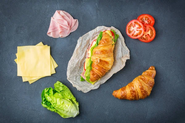 Frisches Croissant-Sandwich mit Schinken, Käse, Salat und Tomaten — Stockfoto