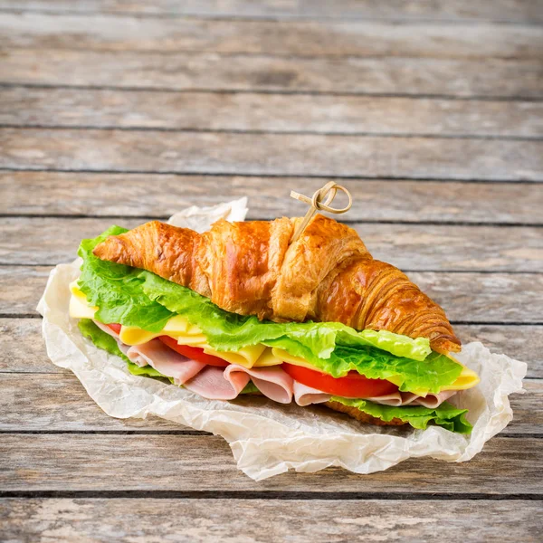 Jambon, peynir, marul ve domatesli taze kruvasan sandviçi.