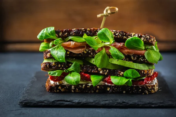 Frisches Roggenbrot-Sandwich mit Schinken, Salat und Tomaten — Stockfoto