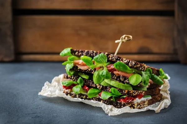 Frisches Roggenbrot-Sandwich mit Schinken, Salat und Tomaten — Stockfoto