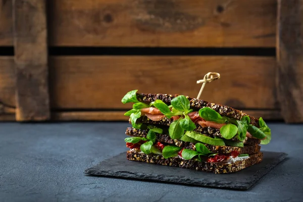 Frisches Roggenbrot-Sandwich mit Schinken, Salat und Tomaten — Stockfoto