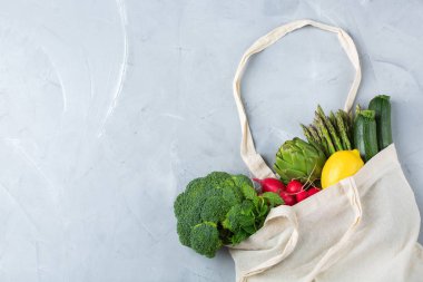 Meyve ve sebzeli ağ torbası. Sıfır atık, plastik kaplama