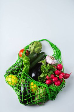 Meyve ve sebzeli ağ torbası. Sıfır atık, plastik kaplama