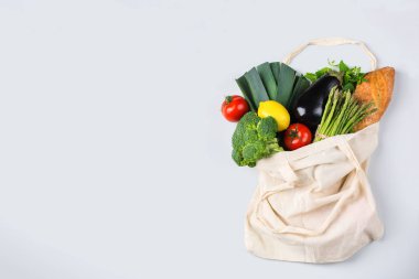 Meyve ve sebzeli ağ torbası. Sıfır atık, plastik kaplama