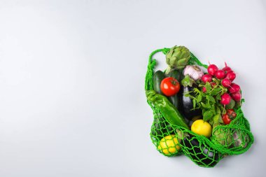 Meyve ve sebzeli ağ torbası. Sıfır atık, plastik kaplama