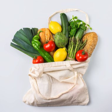 Meyve ve sebzeli ağ torbası. Sıfır atık, plastik kaplama