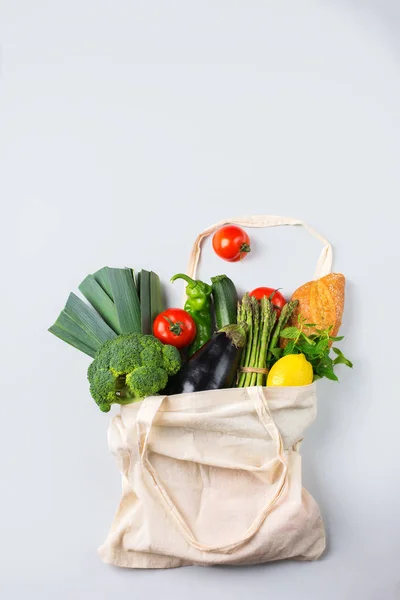 Siatkowy worek z owocami, warzywami. Zero odpadów, wolne od tworzyw sztucznych conce — Zdjęcie stockowe