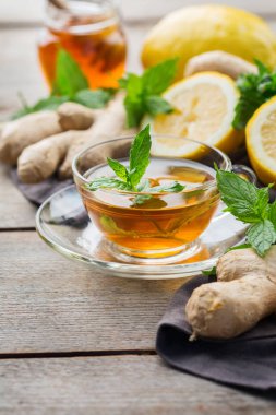 Soğuk algınlığı için limonlu zencefil çayı, nane ve bal.