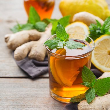 Soğuk algınlığı için limonlu zencefil çayı, nane ve bal.