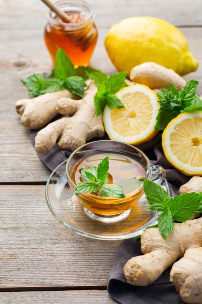 Ginger teh dengan lemon, mint dan madu untuk flu dingin — Stok Foto