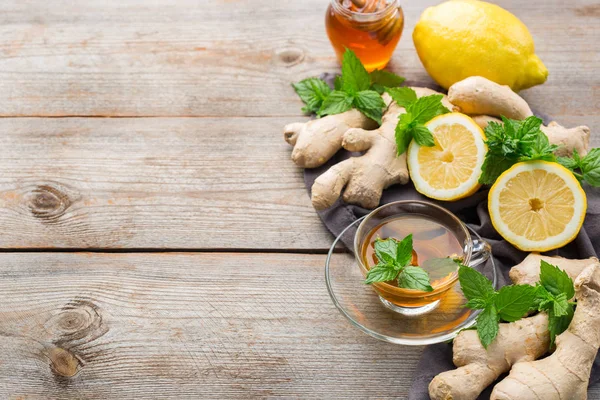 Ginger teh dengan lemon, mint dan madu untuk flu dingin — Stok Foto