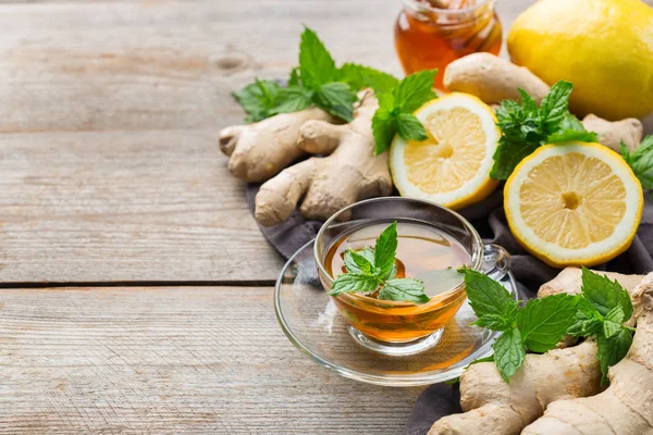 Ginger teh dengan lemon, mint dan madu untuk flu dingin — Stok Foto