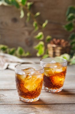 Cin, campari ve Martin 'li eski moda İtalyan kokteyli.