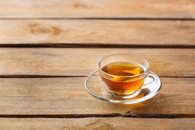 Tahta masada bir fincan sıcak yeşil çay