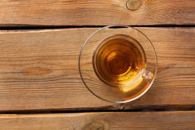 Tahta masada bir fincan sıcak yeşil çay