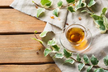 Tahta masada bir fincan sıcak yeşil çay