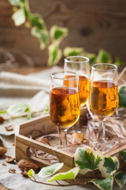 Tahta bir masada İtalyan badem likörü amaretto.