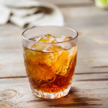 Cin, campari ve Martin 'li eski moda İtalyan kokteyli.