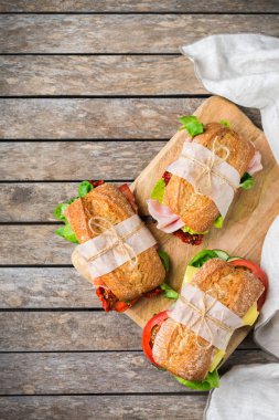 Jambon, marul ve domatesli taze ekmek sandviçi.