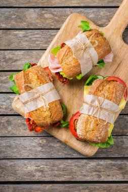 Jambon, marul ve domatesli taze ekmek sandviçi.