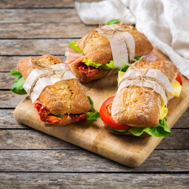 Jambon, marul ve domatesli taze ekmek sandviçi.