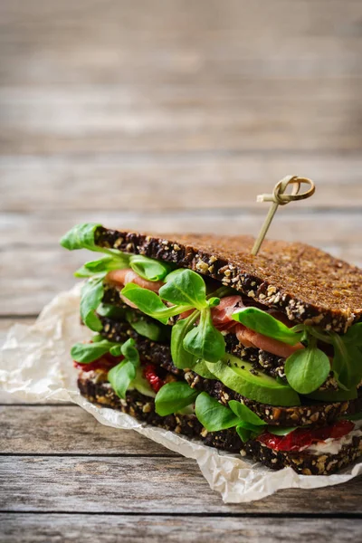 Frisches Roggenbrot-Sandwich mit Schinken, Salat und Tomaten — Stockfoto