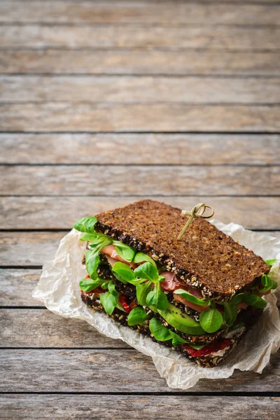 Frisches Roggenbrot-Sandwich mit Schinken, Salat und Tomaten — Stockfoto