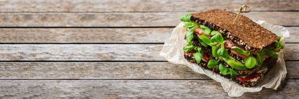 Frisches Roggenbrot-Sandwich mit Schinken, Salat und Tomaten — Stockfoto