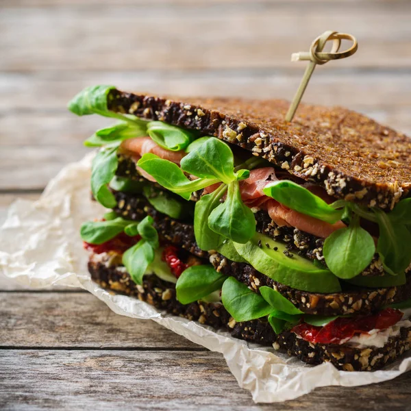 Frisches Roggenbrot-Sandwich mit Schinken, Salat und Tomaten — Stockfoto