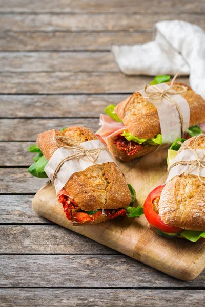 新鲜面包三明治加火腿、生菜和西红柿 — 图库照片