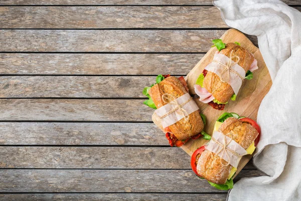 Frisches Brotsandwich mit Schinken, Salat und Tomaten — Stockfoto